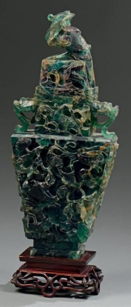 null Grand vase couvert en quartz vert partiellement amethysté, sculpté d'oiseaux...