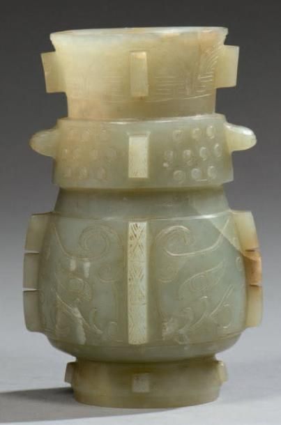 null Vase archaïsant de type HU en jade céladon, finement sculpté de marques de Taotié...