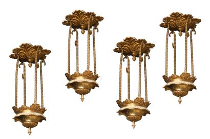 null Suite de quatre lanternes en métal doré à décor de végétaux stylisés. 

La partie...