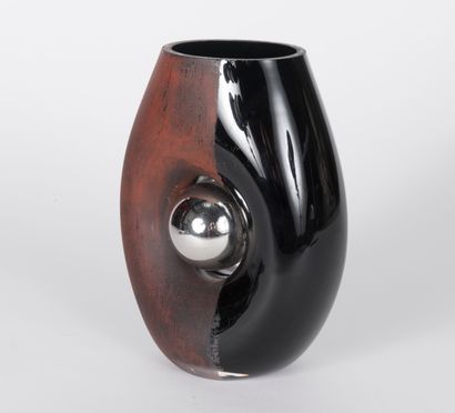 null A. REICKE. Vase ovoïde, en verre teinté noir, et partie peinte en brun à froid,...