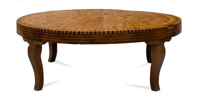 null Table ronde en bois et marqueterie de bois polychrome à décors géometrique....