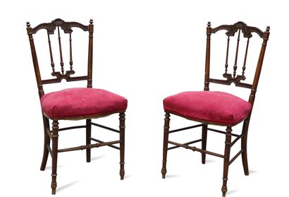 null Paire de chaises en bois sculpté, mouluré et aptiné à dossier ajouré. 

XIXème...