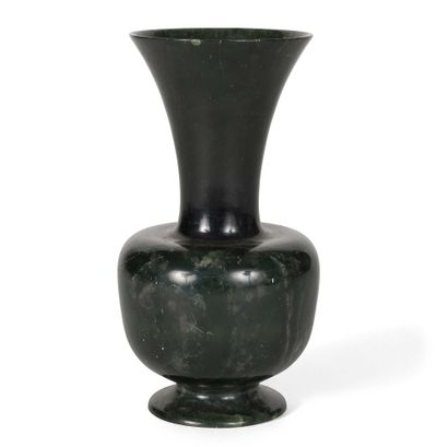 null Vase balustre en néphrite

Fin XIXème siècle

H. 11,8 cm