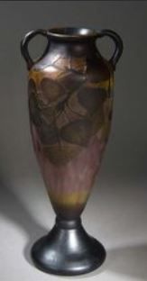 null DAUM - NANCY

Vase amphore sur piedouche en verre multicouche à décor de feuillage...