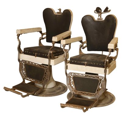 null Paire de fauteuils de barbier en métal chromé, châssis et accoudoirs en céramique...