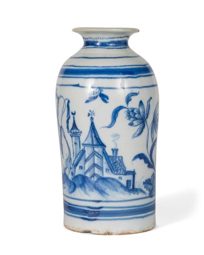 null ALLEMAGNE. Vase en faïence à décor en camaïeu bleu de chinois dans un paysage...