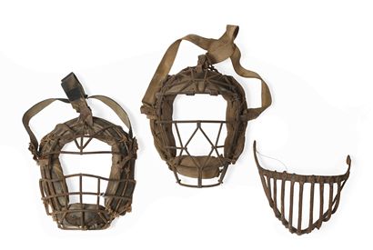 null Ensemble de deux masques de baseball en cuir et métal.

Formats variés.

ON...