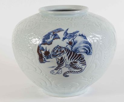 null Vase en porcelaine céladon à décor de tigres dans des paysages. 

H. 30 cm -...