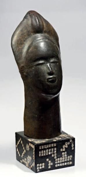 Maurice DAURAT (1880-1969) Masque de femme africaine Sculpture en cuivre patiné....