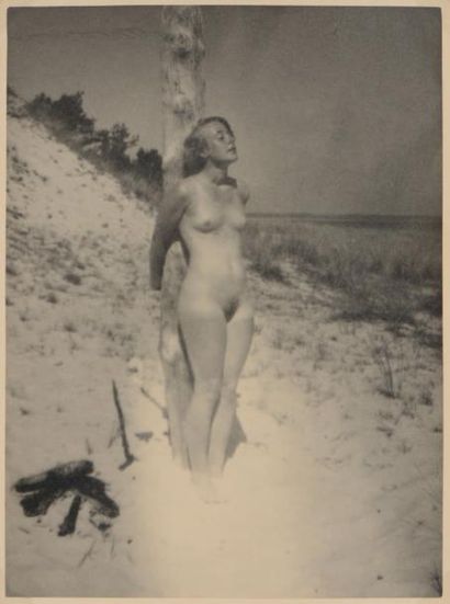 Heinz von PERCKHAMMER (1895-1965) Nu sur une plage, vers 1930 Tirage argentique d'époque....
