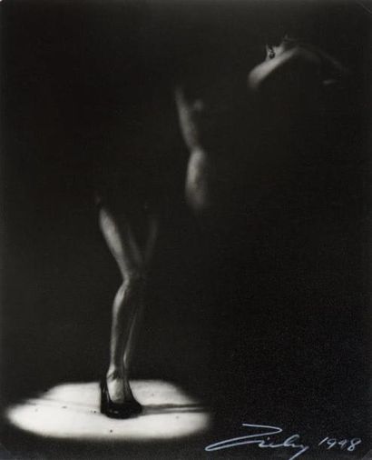 COMTE THÉODORE ZICHY (1908-1983) Chiaroscura (nu burlesque), vers 1948 Tirage argentique...