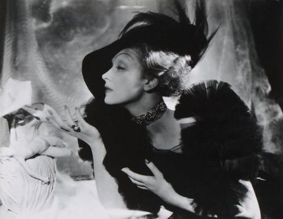 Cecil Beaton (1904-1980) Marlène Dietrich, New York, 1935 Tirage argentique d'époque....