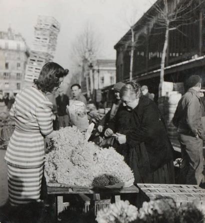Roger SCHALL (1904-1995) La princesse Philippe de Broghe achetant des fleurs aux...