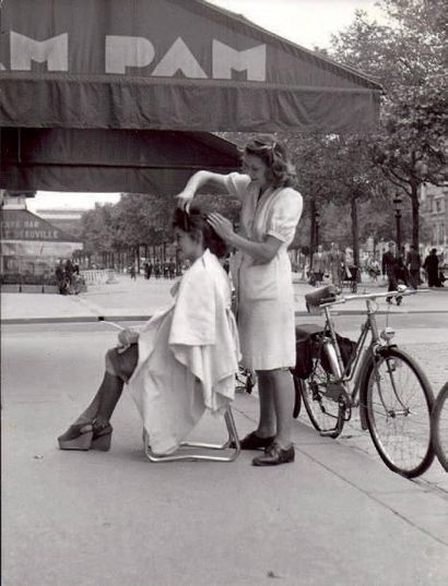 Robert Doisneau (1912-1994) Séance de coiffure sous l'occupation, Paris (1939-1945)....
