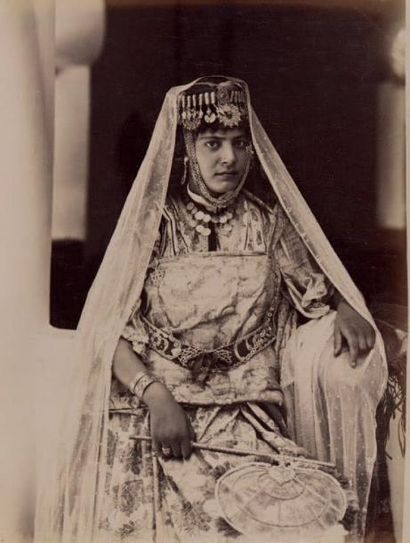ANONYME Algérienne en costume de mariage, vers 1880 Tirage albuminé d'époque. Taille...