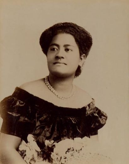 ANONYME Portrait de femme, îles Fidji, vers 1890 Tirage albuminé d'époque. Taille...