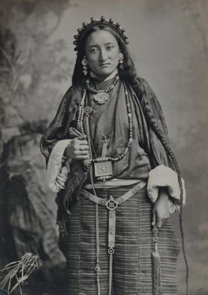 ANONYME Portrait d'une tibétaine, vers 1900 Tirage argentique d'époque. Taille image:...