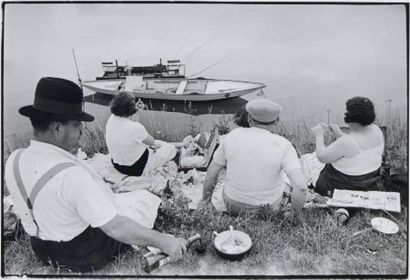 Henri Cartier-Bresson Dimanche sur les bords de la Marne, Juvisy, France, 1938 Tirage...