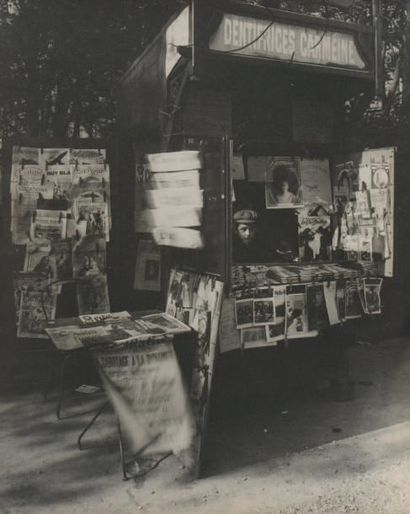 EUGENE ATGET (1857-1927) - BERENICE ABBOTT (1898-1991) Kiosque à journaux, rue de...