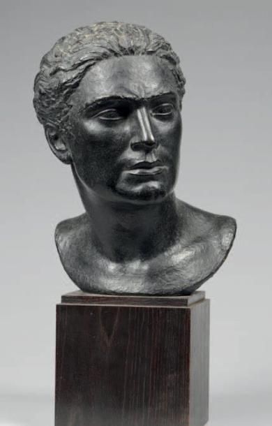Lucien GIBERT (1904-1988) Buste d'homme Sculpture en terre cuite. Signée 54 cm avec...
