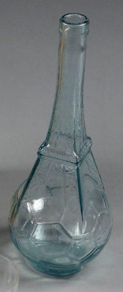 null CARAFE en verre moulé, pressé à l'effigie de la Tour Eiffel H.31cm