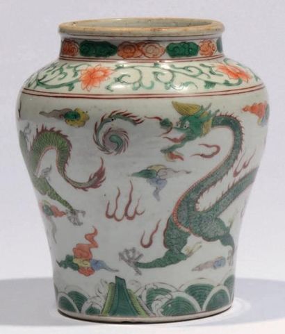 CHINE Vase en porcelaine wucai (cinq couleurs) à décor de deux dragons verts clair...