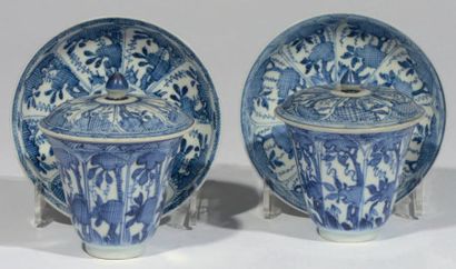 CHINE Paire de tasses à couvercle et soucoupes en porcelaine, à décor d'arbres avec...