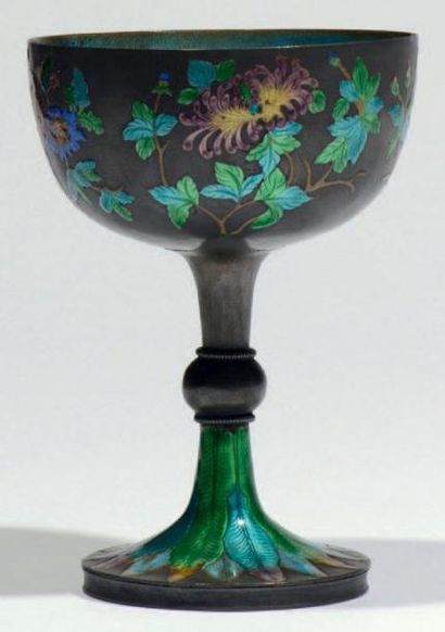 CHINE Coupe sur piédouche en argent à décor floral émaillé polychrome entourant les...