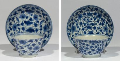 CHINE Tasse et soucoupe en porcelaine à décor floral. (Fêles). Tasse: H. 6,6 cm,...