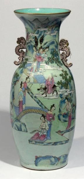 CHINE Grand vase de forme balustre en porcelaine de Canton à décor d'émaux de la...