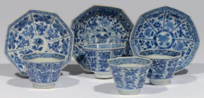 CHINE Suite de quatre petites tasses octogonales identiques en porcelaine à décor...