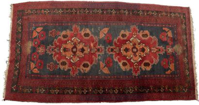 CHINE Tapis baloutchistan à dominantes rouge et bleue en laine. Vers 1950. 194 cm,...