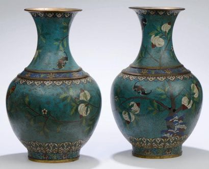 CHINE Paire de grands vases de forme balustre en bronze et émaux cloisonnés à décor...