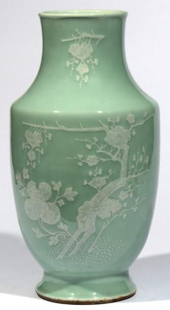 CHINE Vase balustre en porcelaine et émail céladon à décor en léger relief d'engobe...