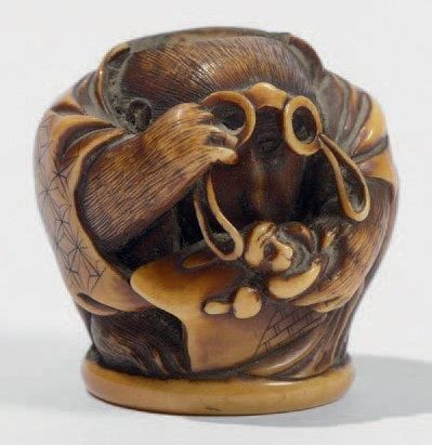 JAPON Pommeau de canne en ivoire sculpté d'un singe regardant son petit avec des...