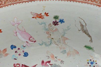 CHINE Importante vasque sur piedouche à parois évasées porcelaine et émaux de la...