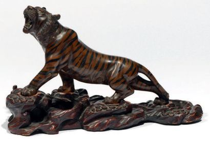 JAPON Okimono en bronze de belle patine représentant un tigre marchant. Signature...
