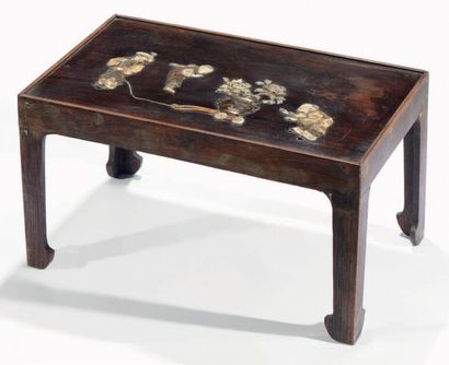 JAPON Panneau en bois naturel monté en table basse, à décor incrusté en takazogan...