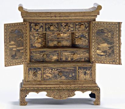 JAPON Petit cabinet de table sur quatre pieds, en fer de patine noire, incrusté en...