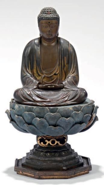 JAPON Buddha en bois laqué doré assis en méditation sur une haute base en forme de...