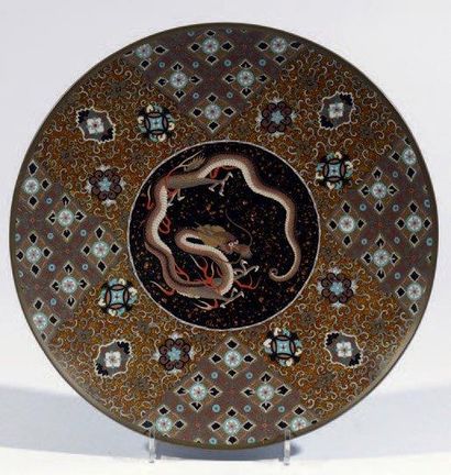 JAPON Plat en émaux cloisonnés polychromes sur cuivre, à décor de dragon et motifs...