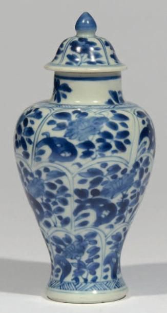 CHINE Petit vase balustre couvert en porcelaine à décor floral. H 17 cm, Diam 9 cm....
