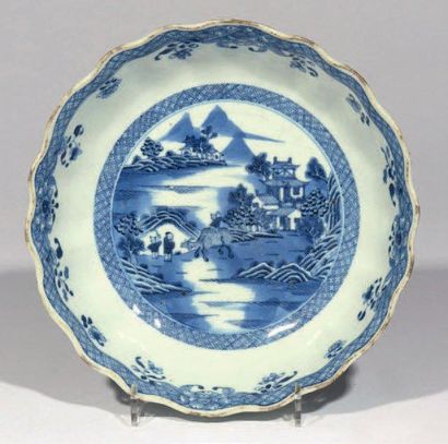 CHINE Coupe polylobée en porcelaine à décor en bleu sous couverte d'un paysage lacustre,...