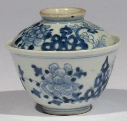 CHINE Tasse à thé avec couvercle, en porcelaine bleu et blanc, à décor floral. Période...