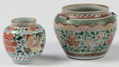 CHINE Lot composé de deux vases en porcelaine et émaux wucai à décor de lions, phénix...