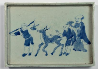 CHINE Petit plateau en porcelaine bleu blanc à décor d'un sage et de deux enfants...