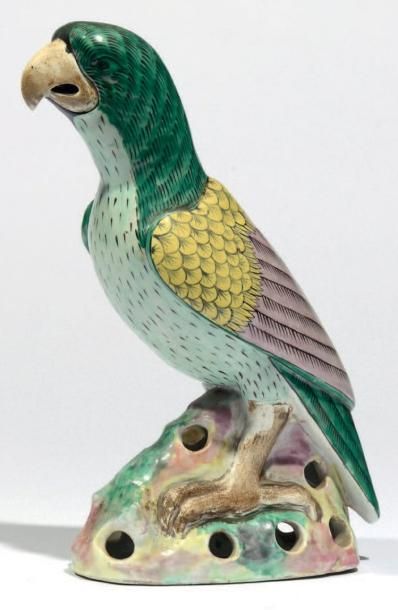CHINE Statuette en porcelaine à décor d'émaux polychromes représentant un perroquet...