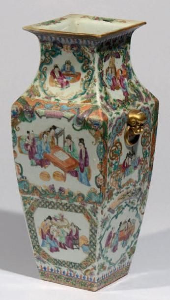 CHINE Vase quadrangulaire en porcelaine de canton à décor, en émaux de la famille...