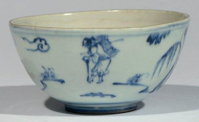 CHINE Bol en porcelaine bleu et blanc à décor de scènes campagnardes: femmes portant...