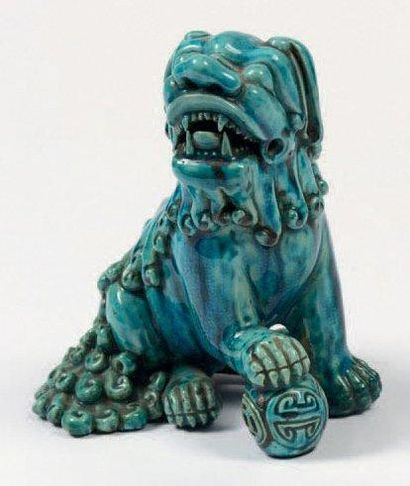 CHINE Lion bouddhique ou chien de fô en céramique émaillée bleu turquoise. Chine,...